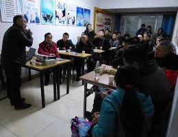 與學(xué)員進行技術(shù)交流